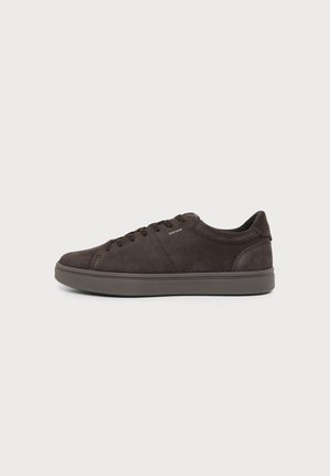 Mørkebrune ruskind lavtop sneakers med snørebånd og gummisål, sidevisning, minimal branding nær snørebåndene.