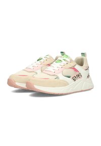 Zapatillas beige y blancas con un upper texturizado, acentos rosas, detalles verdes y un panel de estampado de leopardo en el costado. Suela ligera.