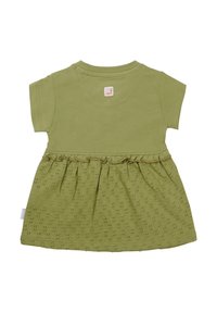 Robe à manches courtes en coton vert pâle avec une taille froncée, un motif texturé sur la jupe et une petite étiquette au dos du col.