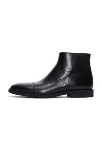 Botas de tobillo de cuero negro con una textura suave, punta redondeada, paneles laterales elásticos y una suela plana de goma.