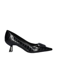 Zapato de charol negro con punta afilada, textura de cocodrilo y un lazo decorativo. El tacón es de estilo bajo, tipo bloque.