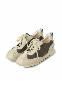 Sneaker beige e marroni con una finitura testurizzata, caratterizzati da pannelli in tessuto e camoscio, suola spessa e accenti azzurri.