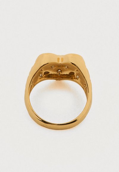 Guldring med en rundad topp som har en slät, glänsande yta och texturerade stjärnmönster på den inre bandet.