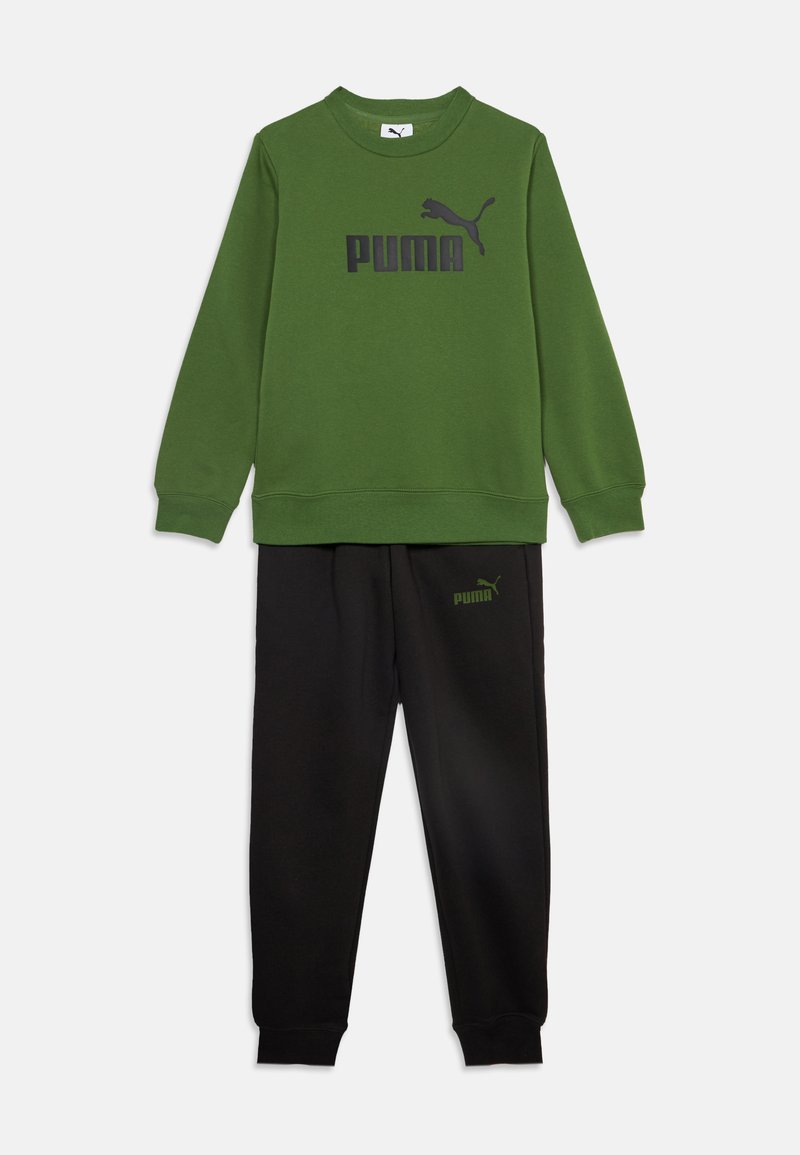 Πράσινο φούτερ Puma με μακριά μανίκια και μαύρο λογότυπο Puma, συνδυασμένο με μαύρο παντελόνι jogger με μικρό πράσινο λογότυπο Puma στο αριστερό μηρό.