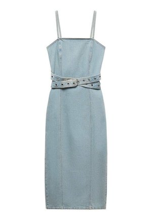 Svijetloplava traper haljina s uskim krojem, tankim naramenicama i širokim remenom s rupicama. Šavovi se protežu vertikalno.