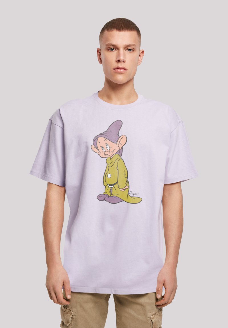 Lys lilla oversized t-skjorte med et grafisk trykk av tegneseriefiguren Dopey, med grønne aksenter på antrekket og en rund halslinning.