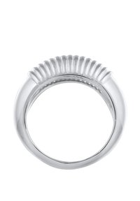 Silberring mit einem glatten, abgerundeten Band und einem fächerartigen, strukturierten Oberteil mit vertikalen Rillen, das ein markantes Designelement schafft.