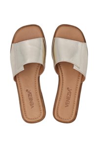 Damesandaler lavet af sølvfarvet syntetisk materiale med en glat finish, der har en bred rem og en flad brun sål.