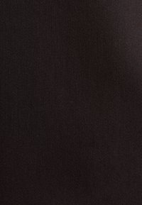 Zwart stof met een zachte textuur en diagonaal geribbeld patroon, met een subtiele glans en een uniforme kleur doorheen.