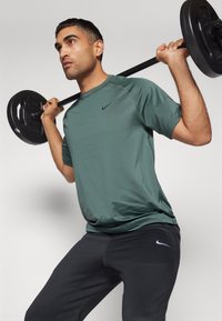 Nike Performance READY - Camiseta deportiva - vintage green/black