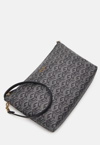 Czarna i szara torebka typu kopertówka z geometrycznym wzorem; posiada złote logo i odpinany czarny pasek. Gładka faktura, prostokątny kształt.