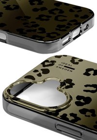 Coque de téléphone avec un design de motif léopard noir brillant et vert olive. Bords arrondis, découpe pour la caméra, et logo "IDEAL OF SWEDEN" visible.