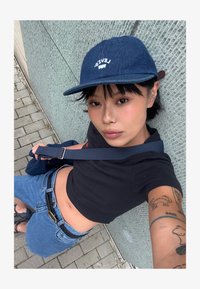 Unselected, dark blue