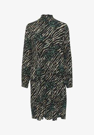 Melnā kleita ar augstu apkakli un garām piedurknēm. Iekļauj tīģera svītru rakstu bēšā un tītara krāsā, ar plūstošu siluetu un sasprādzētu tekstūru.