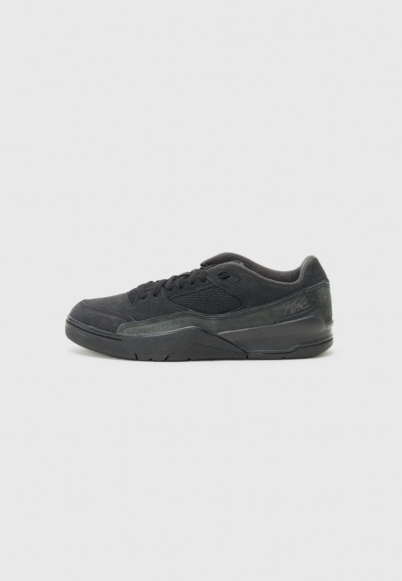 Sort ruskinds sneaker med et struktureret meshpanel, gummiydersål, polstret krave og tonet syninger, designet til komfort og støtte.