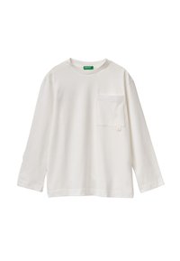 Bílé tričko s dlouhým rukávem vyrobené z bavlny. Má náprsní kapsu s malou nášivkou, kulatý výstřih a volný střih. Hladký povrch.
