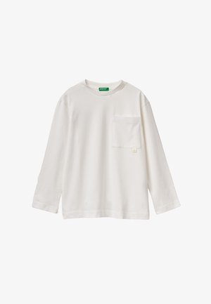 Bílé tričko s dlouhým rukávem vyrobené z bavlny. Má náprsní kapsu s malou nášivkou, kulatý výstřih a volný střih. Hladký povrch.