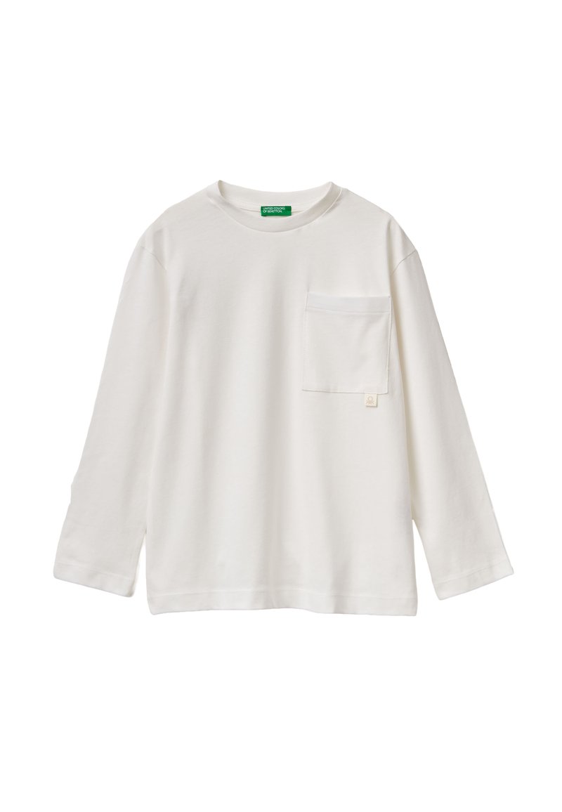 Bílé tričko s dlouhým rukávem vyrobené z bavlny. Má náprsní kapsu s malou nášivkou, kulatý výstřih a volný střih. Hladký povrch.