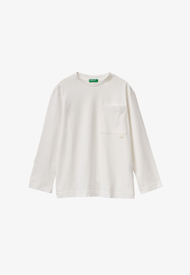 Bílé tričko s dlouhým rukávem vyrobené z bavlny. Má náprsní kapsu s malou nášivkou, kulatý výstřih a volný střih. Hladký povrch.