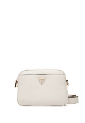 Sac bandoulière en cuir blanc texturé avec emblème logo doré, fermeture éclair dorée et sangle réglable sur fond blanc.