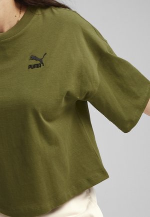Olivgrünes, kurzärmeliges T-Shirt aus Baumwolle; mit einem runden Ausschnitt und kurzen Ärmeln, versehen mit einem schwarzen, gestickten Puma-Logo auf der Vorderseite.