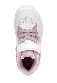 Sneaker per bambini bianco e rosa con finitura testurizzata, dettagli ricamati, design con lacci e una fascia in Velcro sulla parte superiore.
