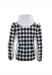 Hondstooth-patroon fleece jack in zwart en wit met een gewatteerde witte capuchon en zijpanelen, voorzien van lange mouwen en een gebogen zoom.