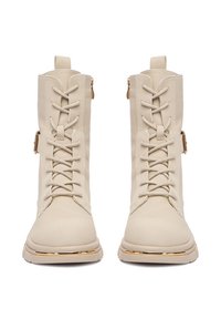 Beżowe skórzane botki za kostkę z przednim sznurowaniem, złotym okuciem, okrągłym noskiem i teksturowanym wykończeniem. Zamek błyskawiczny z boku.