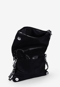 Bolso de hombro negro de lona con textura brillante, que cuenta con un cierre de cremallera, detalles metálicos en plata y una correa de cadena.