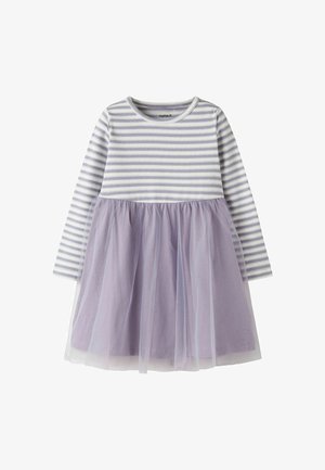 Robe à manches longues rayée avec une jupe en tulle violet clair et une texture côtelée sur le corsage. Comprend un col rond et une taille élastique.