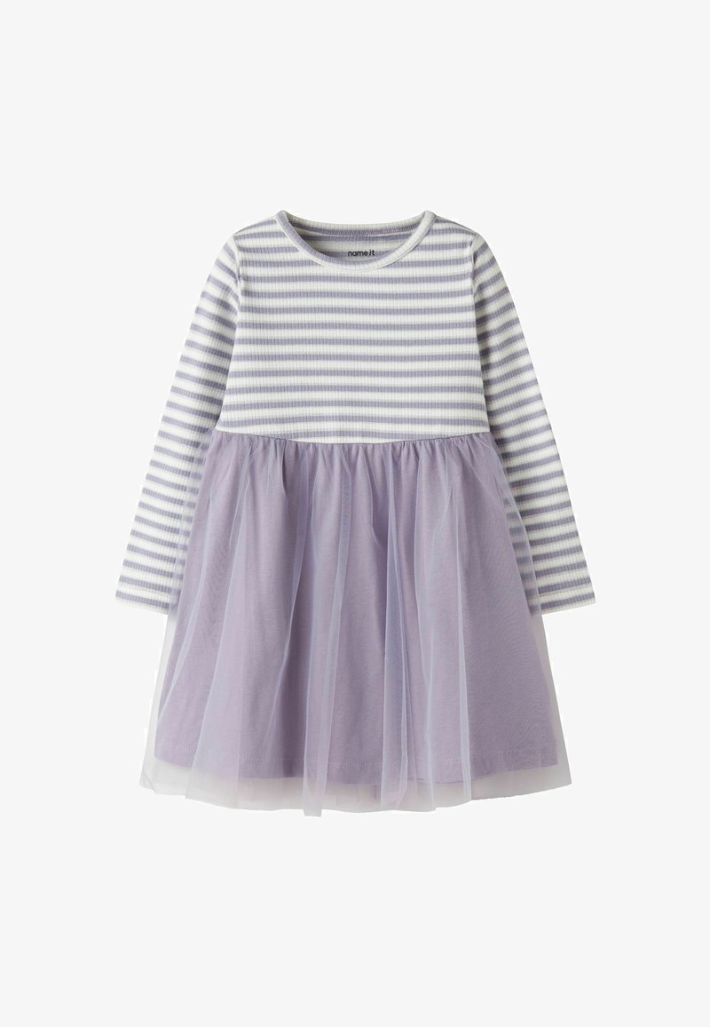 Robe à manches longues rayée avec une jupe en tulle violet clair et une texture côtelée sur le corsage. Comprend un col rond et une taille élastique.
