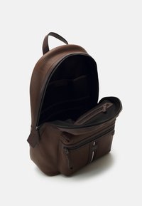Tommy Hilfiger PREMIUM BACKPACK - Dnevni ruksak - warm cognac