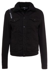 Giacca di jeans nera con collo in pelliccia sintetica, chiusura frontale con bottoni, due tasche sul petto e dettaglio a striscia sulla spalla. Tessuto liscio e design aderente.