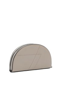 Cartera de cuero beige con forma redondeada, que presenta patrones de costura geométricos y un cierre de cremallera plateada en el borde superior.
