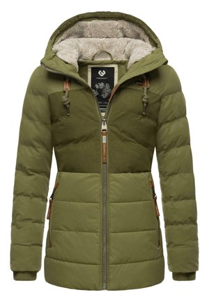 Doudoune olive avec capuche texturée, fermeture éclair et doublure en polaire. Présente un motif quilté horizontal et des accents en cuir.