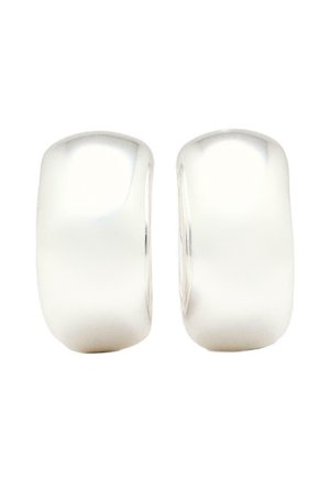 Coppia di orecchini a cerchio in argento lucido e levigato con una forma rettangolare ampia e arrotondata e superficie riflettente.