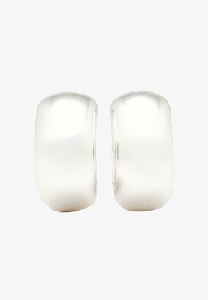 Coppia di orecchini a cerchio in argento lucido e levigato con una forma rettangolare ampia e arrotondata e superficie riflettente.