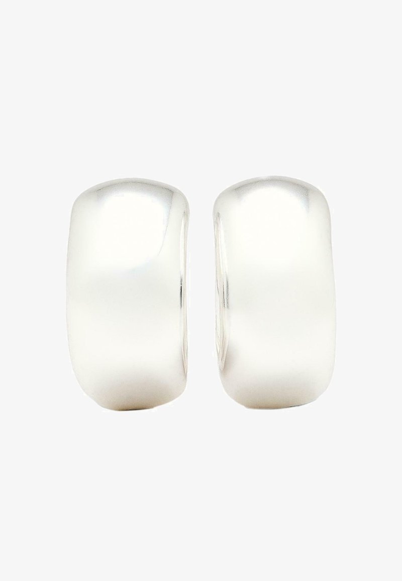 Par af glatte, polerede sølvhoop-øreringe med en bred, afrundet rektangulær form og reflekterende overflade.
