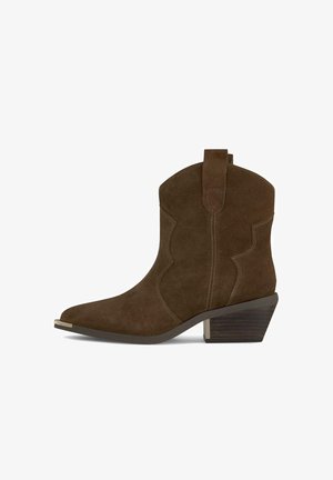Botte de cowboy en suède marron avec un bout pointu, des coutures contrastantes, des accents sur les côtés et un talon empilé. Dispose d'une bride pour un enfilage facile.