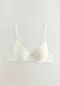 Witte kanten bh met gemusterde cups en gladde schouderbanden, voorzien van een golvende rand en een stevige band voor ondersteuning.