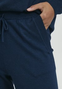 Marine blauwe joggingsbroek van zachte stof, met een elastieke tailleband, trekkoord en zijzakken met geribde boorden.