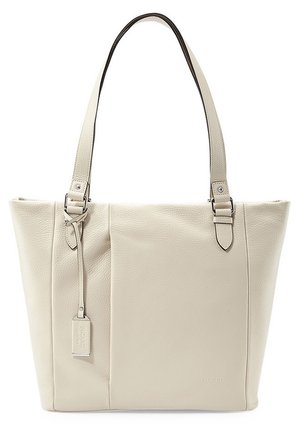 Beige lædernettaske med to justerbare skulderremme, minimal syning og en lille rektangulær tag hængende fra en rem.