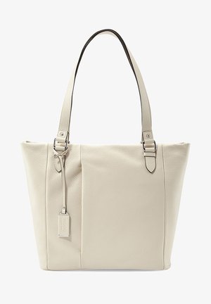 Beige leren totebag met twee verstelbare schouderbanden, minimale stiksels en een klein rechthoekig label dat aan één band hangt.