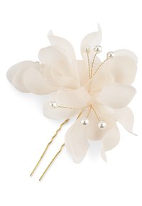 Fermaglio per capelli con un fiore in organza crema dotato di tre accenti di perle e due fermagli ondulati dorati, texture morbida e petali sovrapposti.