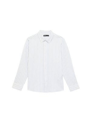 Weißes, langärmeliges Hemd mit Knöpfen, dünnen vertikalen blauen Streifen und spitzem Kragen, flach auf einem weißen Hintergrund ausgelegt.