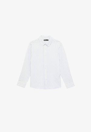 Biała koszula na guziki z długim rękawem, z cienkimi pionowymi niebieskimi paskami i szpiczastym kołnierzykiem, rozłożona płasko na białym tle.