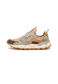 Zapatillas con una mezcla de materiales texturizados en tonos marrón, verde y beige. Las características incluyen superposiciones de varios tonos, una suela acolchada y acentos con patrones.