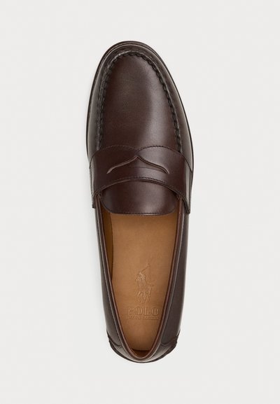 Mocasines de piel marrón con detalles de costura y una plantilla color tan grabada con el logo de Polo Ralph Lauren, mostrados desde arriba.