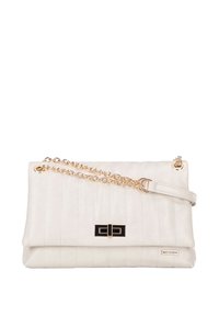 Bolso de mano de cuero blanco acolchado con cadena dorada, que presenta un cierre negro y un acento de logo, con una forma rectangular estructurada.