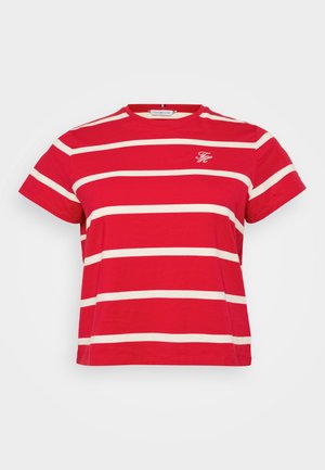 T-shirt rosso a maniche corte con righe orizzontali bianche, colletto rotondo e un piccolo logo sul petto. Realizzato in morbido cotone.